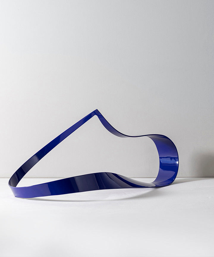 SINUOUS RIBBON | Continuous strip of brass coated in a custom high gloss urethane-based paint.